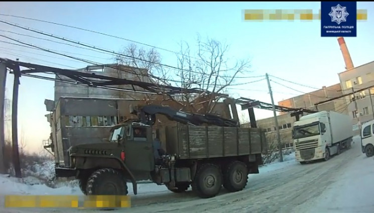На вулиці Академіка Янгеля фура загрузла…