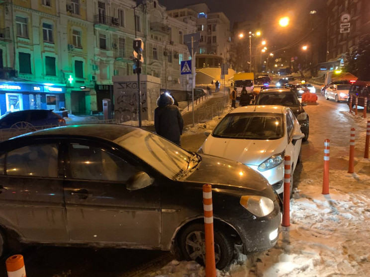 У центрі Києва через прорив труби зіштов…
