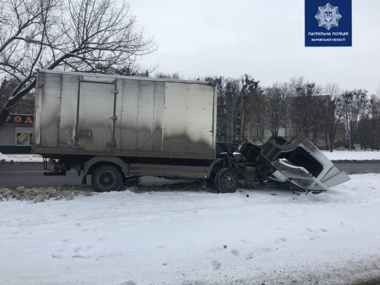 На Салтівці вантажівка серед дороги втра…