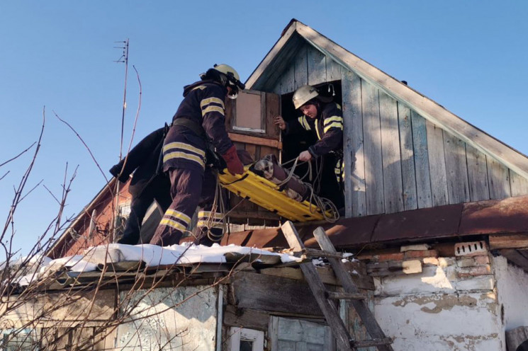 У Полонному рятували жінку, якій стало з…