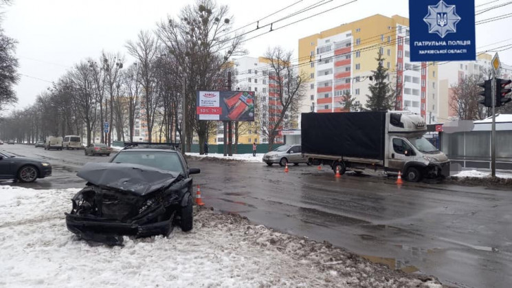 На проспекті в Харкові порушник на Skoda…