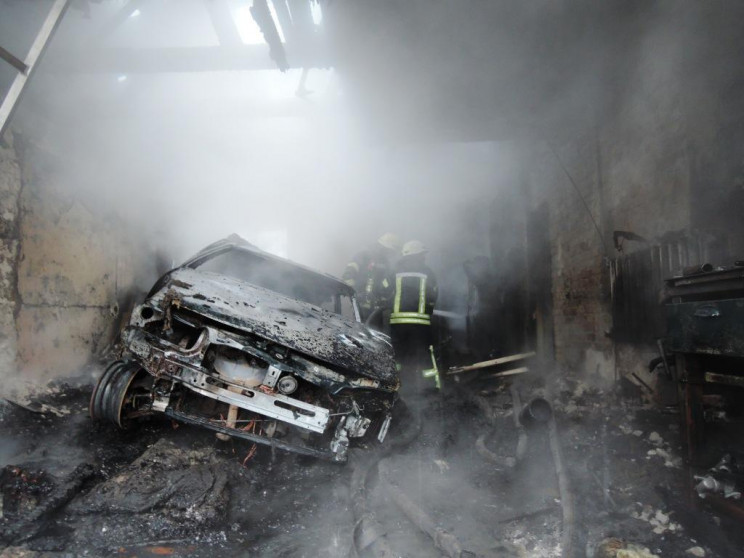 В Запорожье сгорел гараж с автомобилем в…