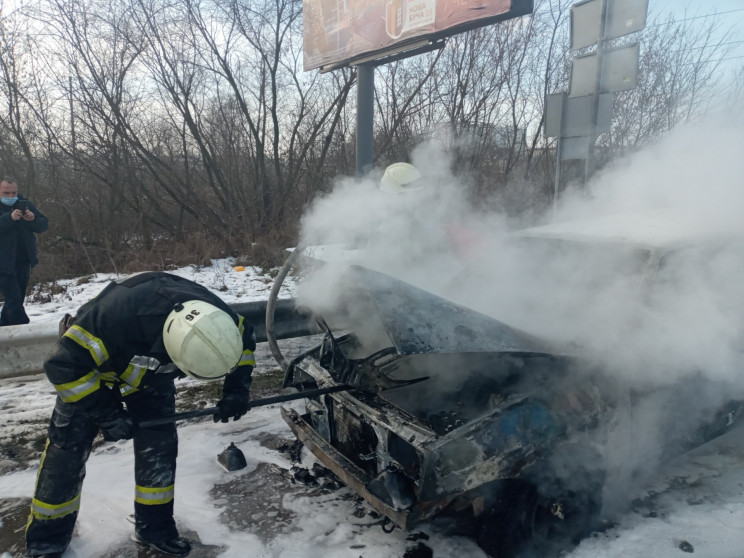 На Київщині на дорозі дотла згоріло авто…