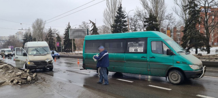 В центре Запорожья в ДТП попали маршрутк…