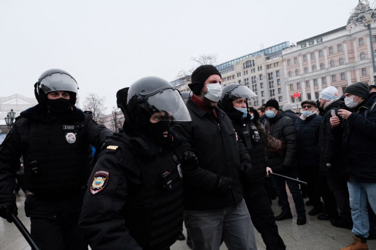 На мітингах за Навального затримали уже…