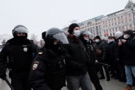 На России митингующие нападают на полици…