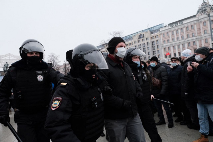 На Росії мітингувальники нападають на по…
