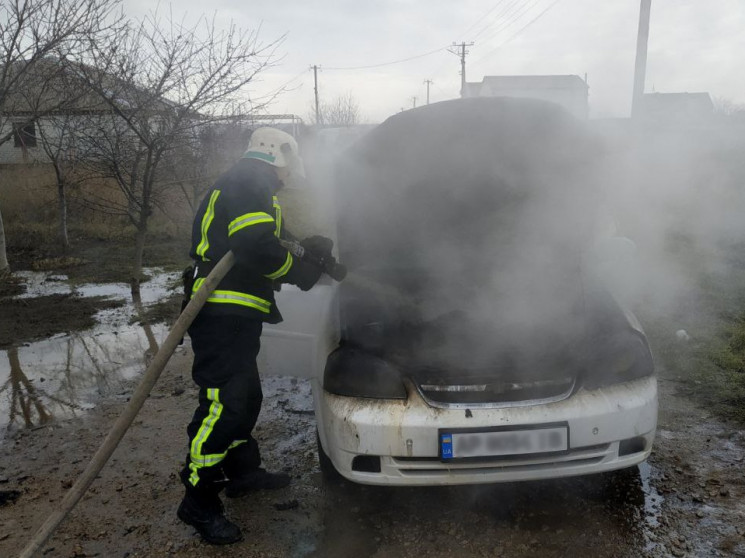 На Запоріжжі спалахнула легкова автівка…