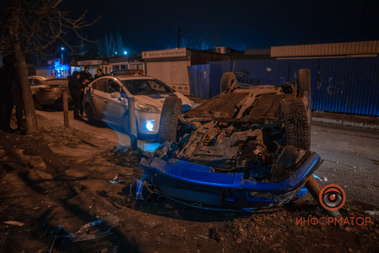 В Днепре автомобиль влетел в столб и пер…