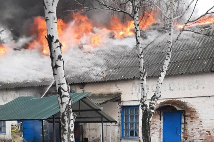 На Харківщині спалахнув гараж із трьома…