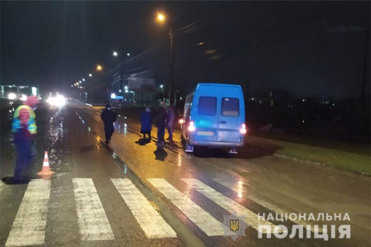 В Дунаївцях мікроавтобус збив людину на…