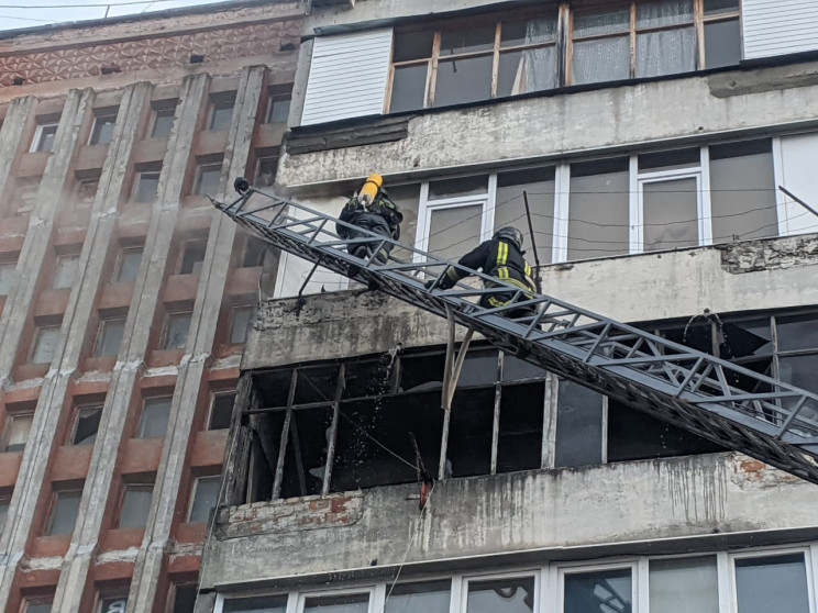 В Івано-Франківську гасили пожежу в бага…