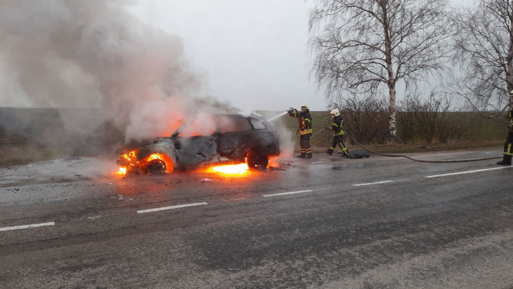 На Київщині на дорозі дотла згорів автом…
