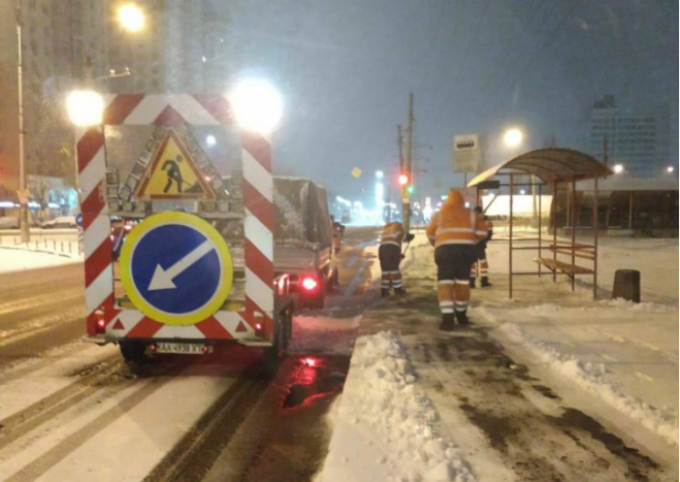 Київ засипає снігом: Дорожники з ночі пр…