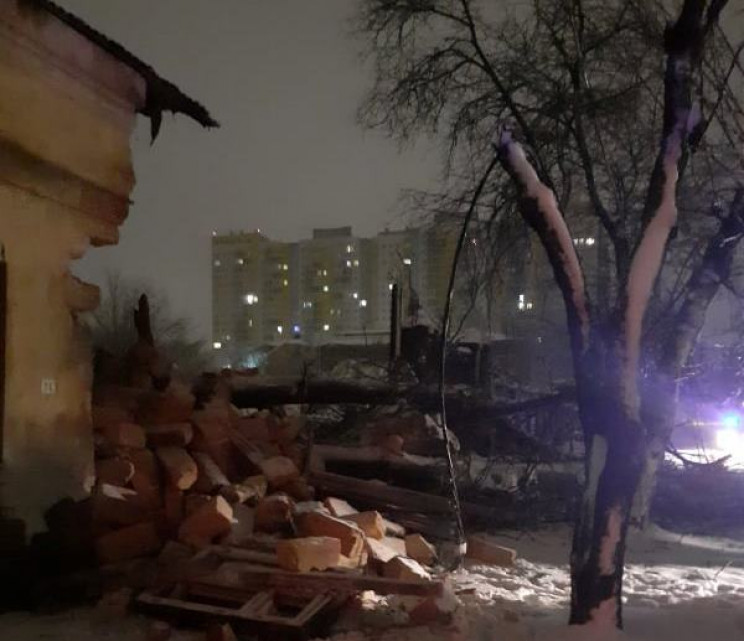 В Одесі дерево звалилось на житловий буд…
