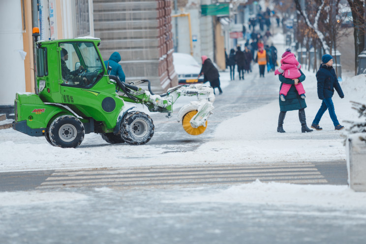На вулицях Вінниці працює снігоприбираль…