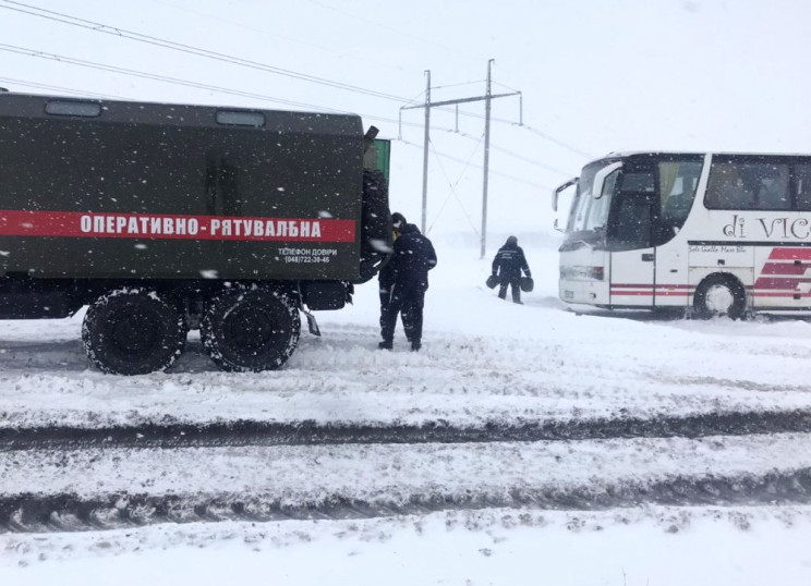 На Одеській трасі у сніговому полоні зас…
