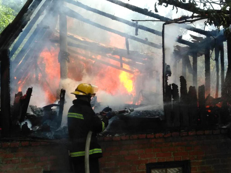 У Лубнах на Полтавщині згорів двоповерхо…