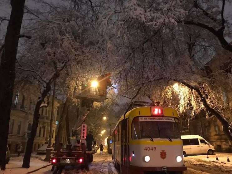Непогода в Одессе: Часть трамваев все ещ…