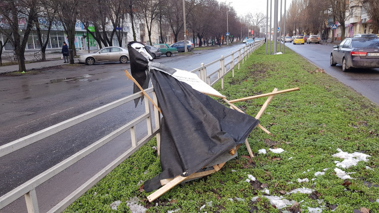 Херсонці руйнують "смертельні" інсталяці…