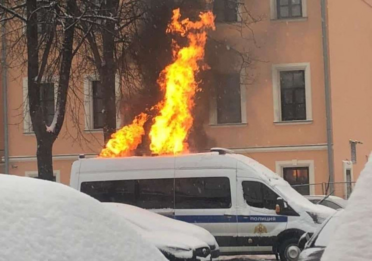 У Москві невідомі підпалили автомобіль п…