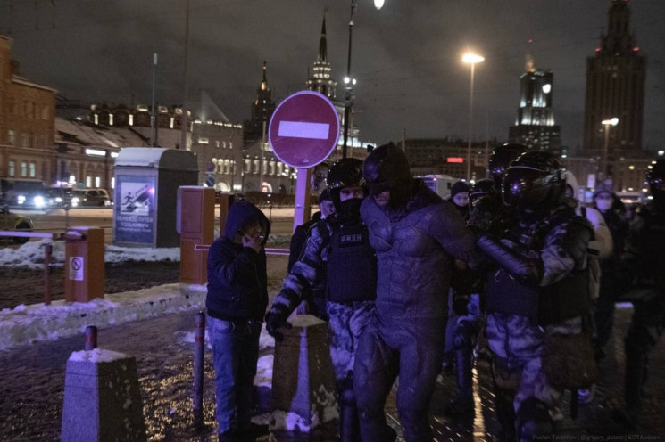 В Москве на протестах полиция задержала…