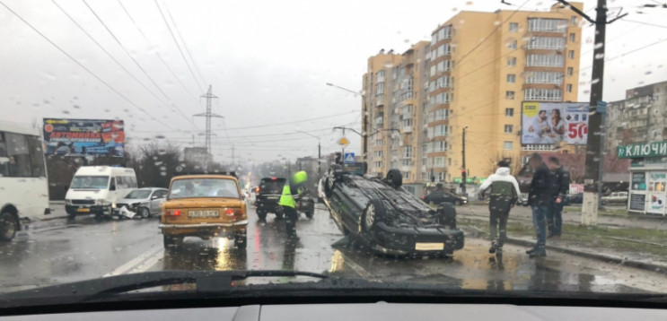 Перекинулась на дах: У Миколаєві сталася…