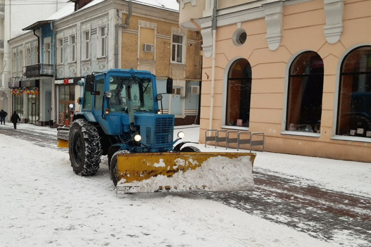 Як у Вінниці прибирають вулиці від снігу…