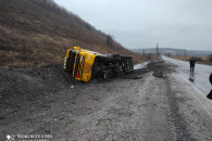 На Луганщине перевернулся грузовик с маз…