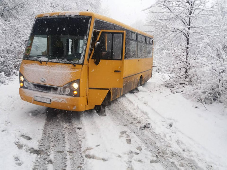 На Березнянщині шкільний автобус застряг…