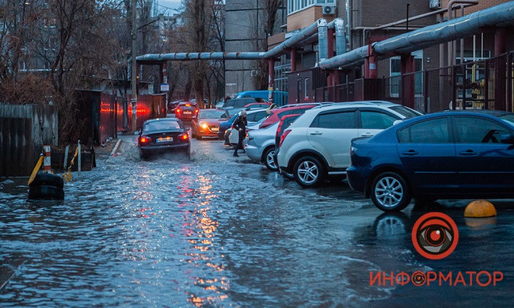 У Дніпрі двір багатоповерхівки залило ка…