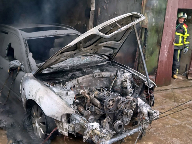 На Мукачівщині авто загорілося у гаражі:…