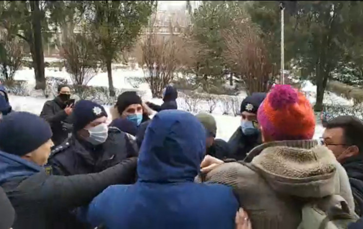 В Запорожье полиция взялась за антивакци…