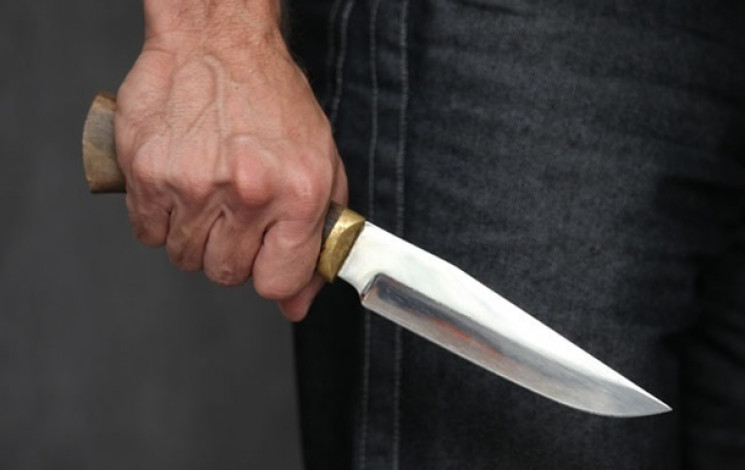 На Київщині п'яний чоловік напав з ножем…