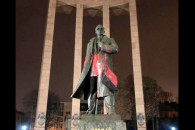 Во Львове облили краской памятник Бандер…