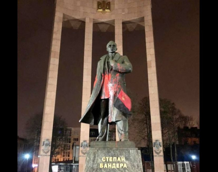 У Львові облили фарбою пам'ятник Бандері…