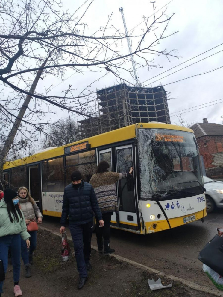 В Мариуполе электроопора упала прямо на…