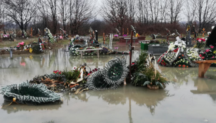 У Мукачеві затопило кладовище…
