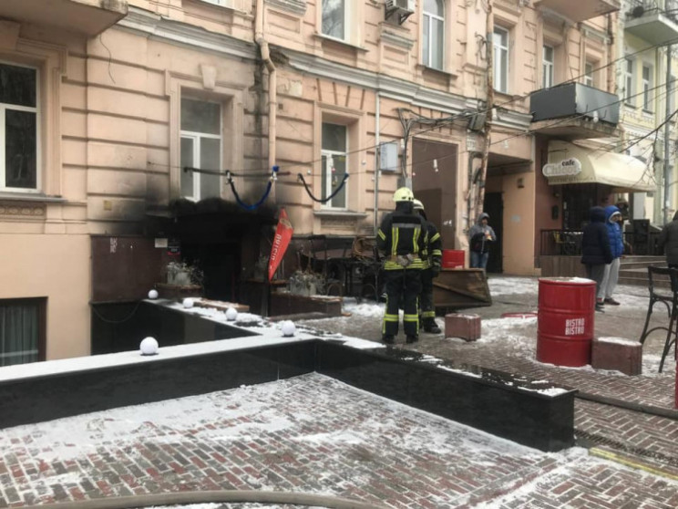 В Киеве загорелось кафе возле бизнес-цен…