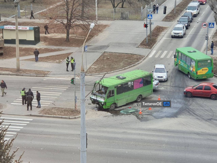 В Харькове врезались маршрутка и грузови…