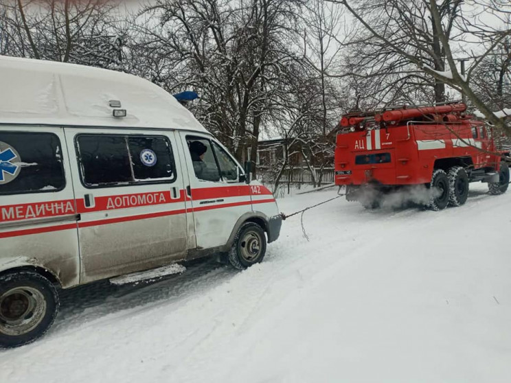 На Прикарпатті три швидкі застрягли на д…