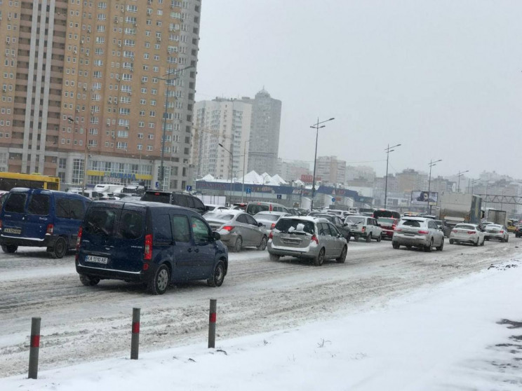 Через снігопад Київ паралізували багаток…