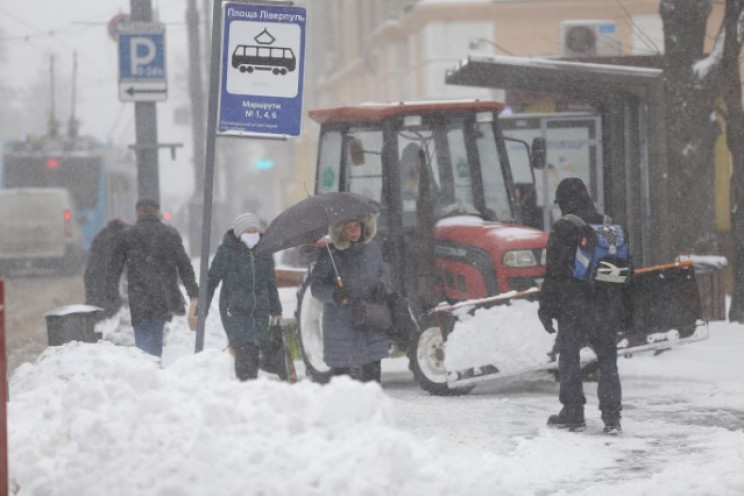 Люди і техніка проти снігу: На вулицях В…