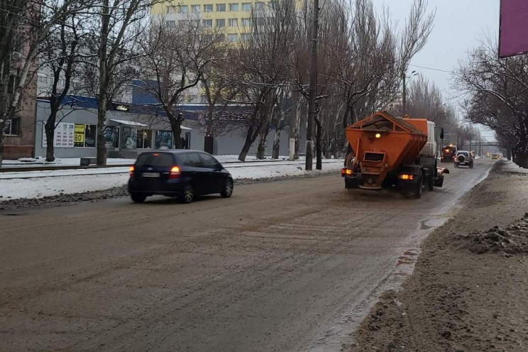 Непогода в Одессе: На посыпку дорог за д…