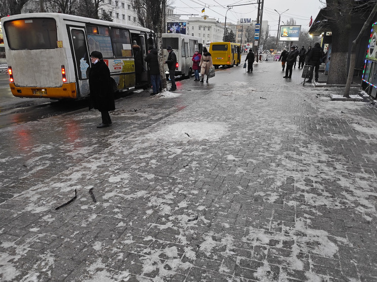 Ледяной дождь и гололед: херсонские доро…