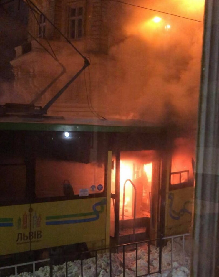 У Львові горить трамвай…