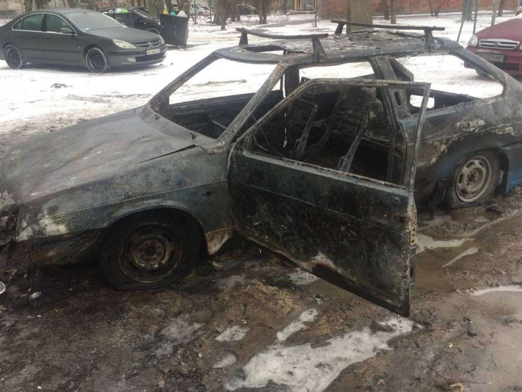 В Запорожье ночью сгорело авто…