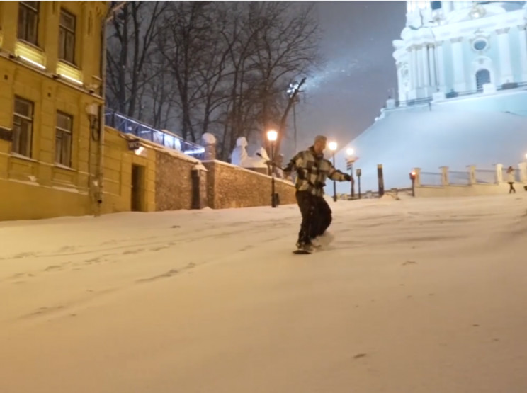 Снігопад у Києві: Андріївським узвозом г…