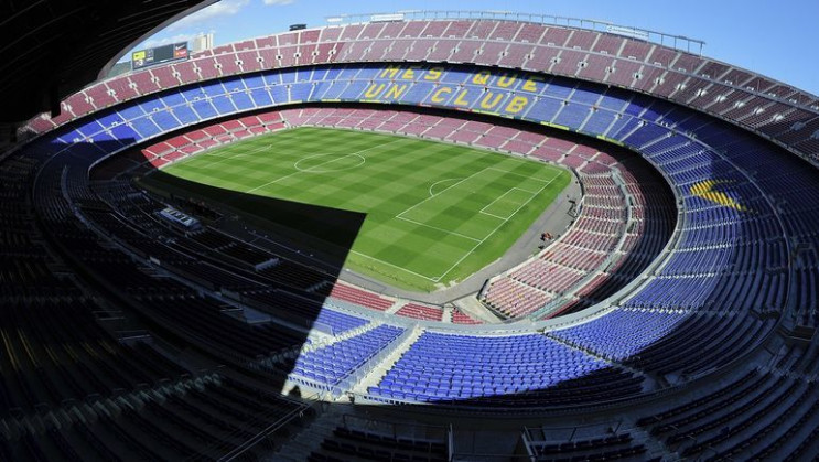 Знаменитый стадион "Камп Ноу" в Барселон…