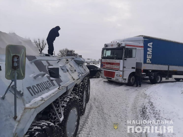 На улицы Киева вывели военную технику…